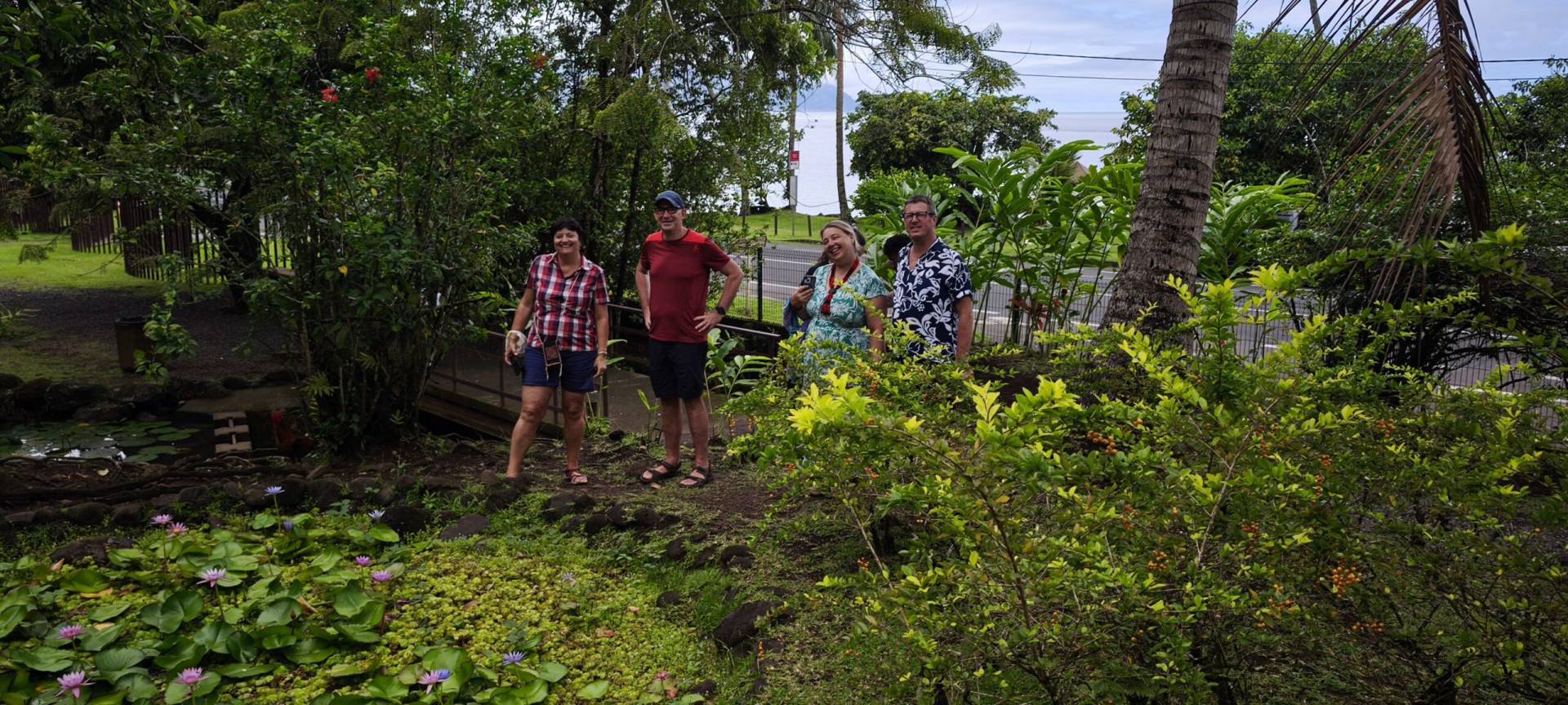 Béatrice, Dominique, Séverine et Claude dans le jardin d'eau de Vaipahi pendant leur fabuleux TiTi's Tahiti Tour
