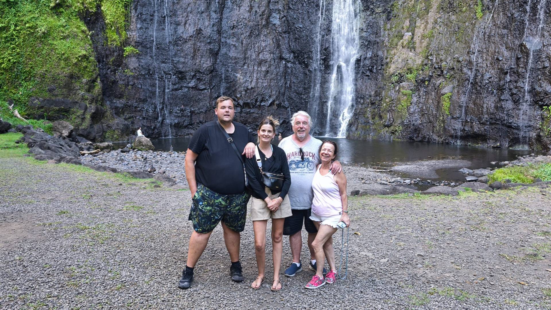 Vincent, Jessica, Patrick et Brigitte à la cascade principale de la vallée de la Faarumai pendant leur fabuleux TiTi's Tahiti Tour