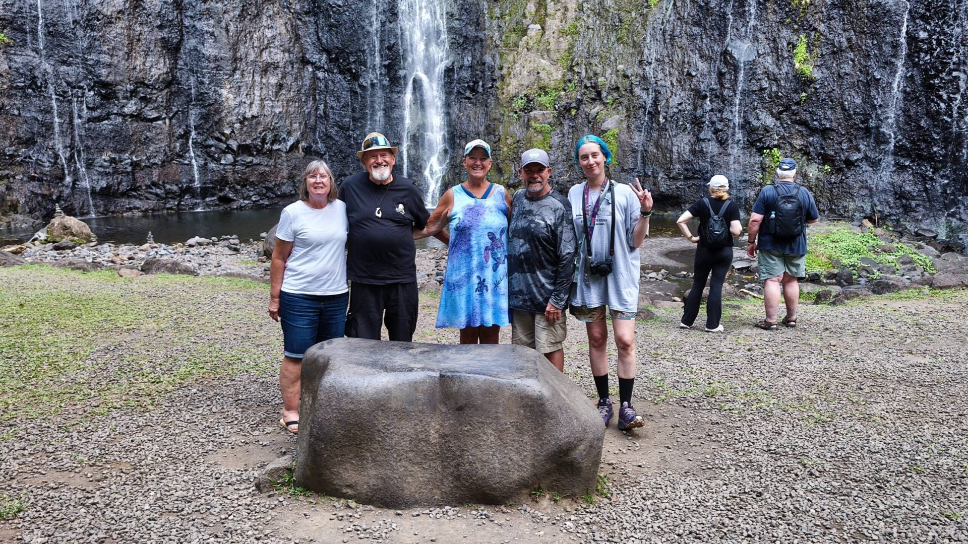 Brenda, James, Harry, Diana et Philippine à la grande cascade de la Faarumai pendant leur fabuleux TiTi's Tahiti Tour