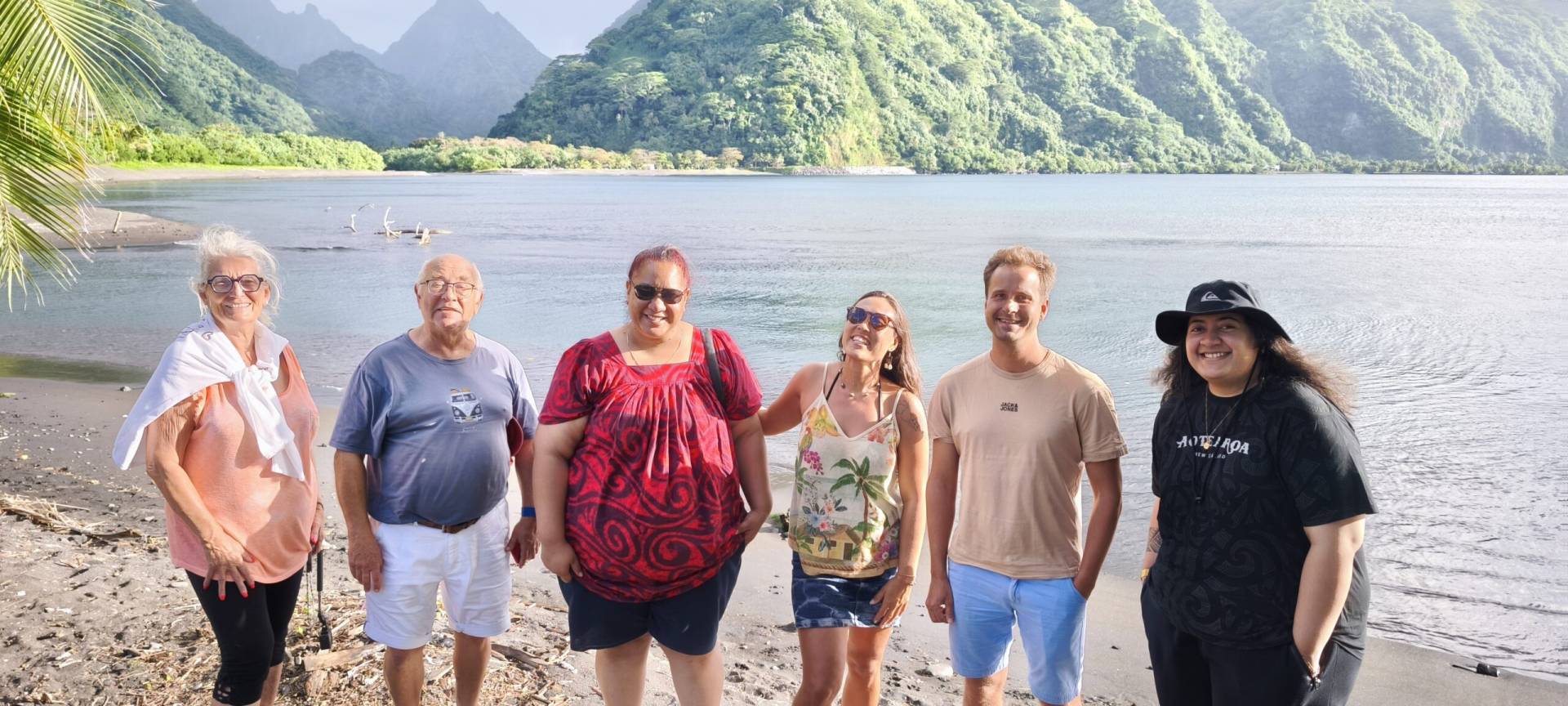 Chantal, Jean-Philippe, Carole, Sandra, Tom et Belinda à Tautira pendant leur fabuleux TiTi's Tahiti Tour