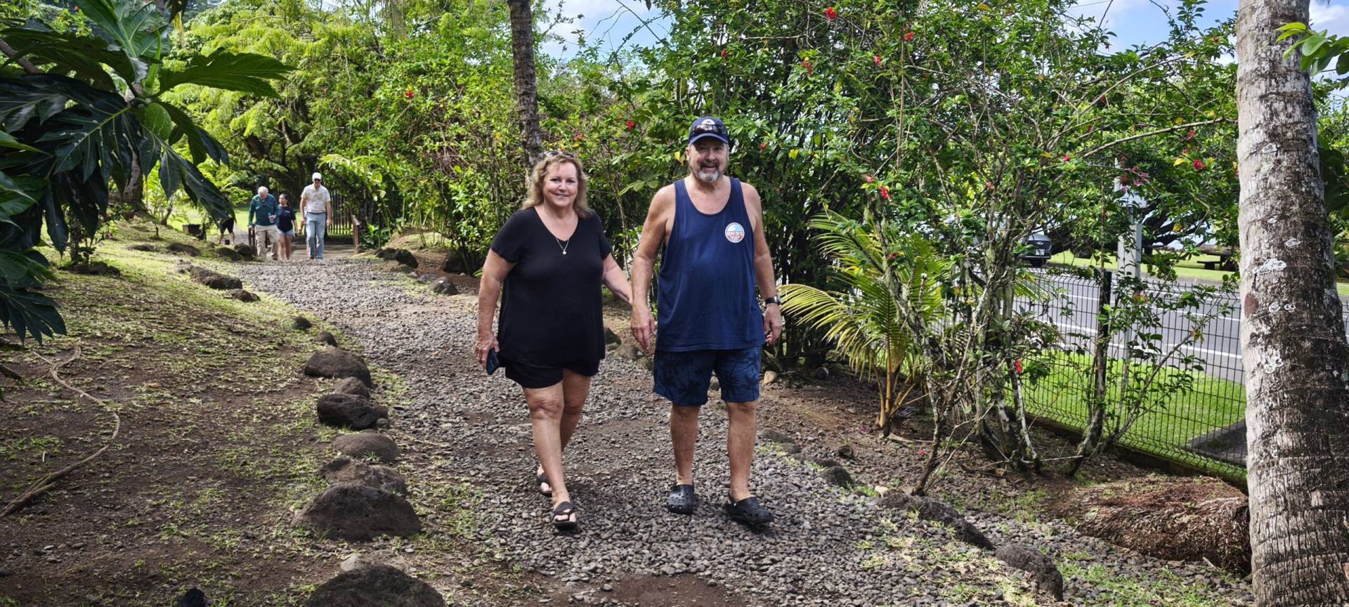 Shawn et Dan dans le jardin d'eau de Vaipahi pendant leur fabuleux TiTi's Tahiti Tour