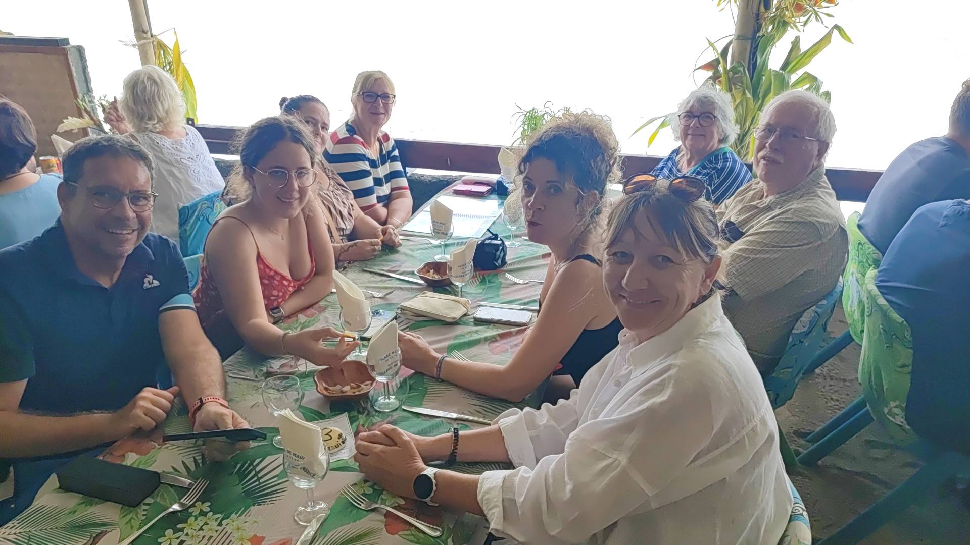 Sandrine, Daniel, Angéliqua, Élina, Line, Manon, Louise et Richard ont mangé au restaurant de la plage de Maui pendant leur TiTi's Tahiti Tour