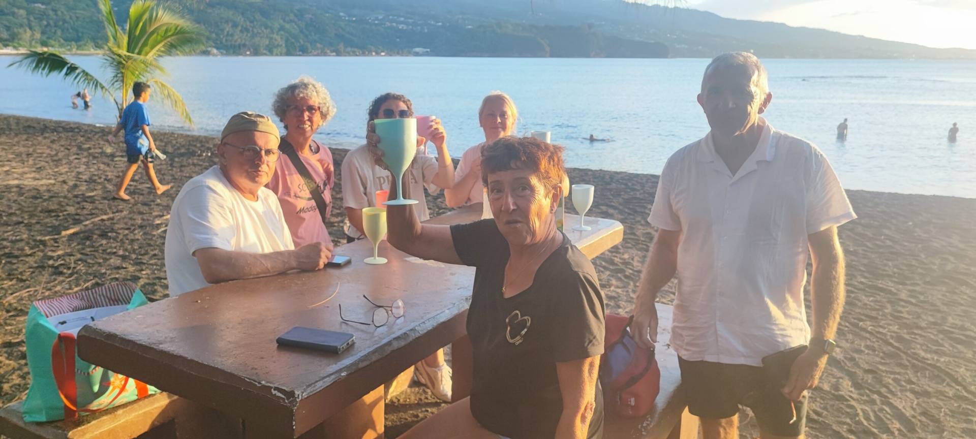 Didier, Florence, Deborah, Béa, Nathalie et Bernard à l'apéro à la pointe Venus lors de leur fabuleux TiTi's Tahiti Tour