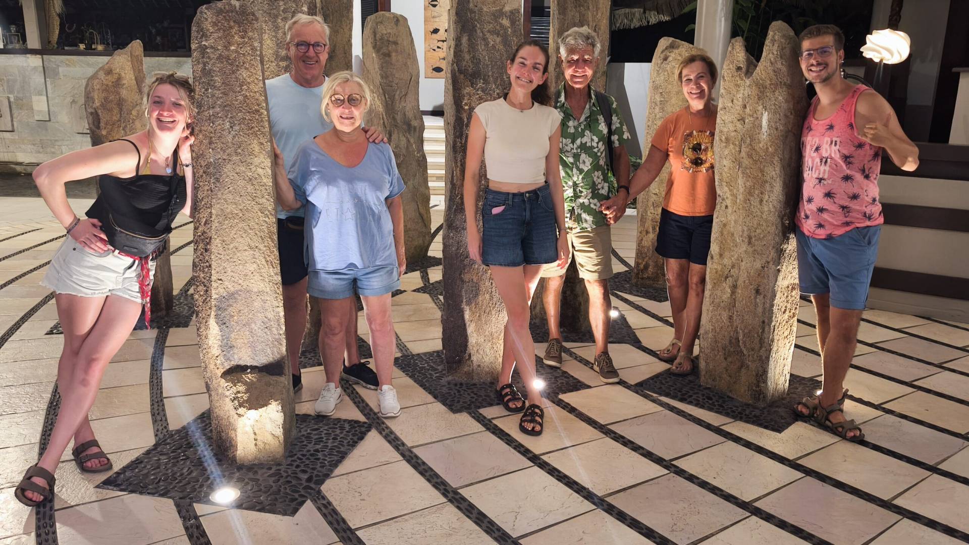 Maite, Jean-Luc, Christine, Claire, Gérard, Gigi et Loïc au Pearl à l'arrivée de leur fabuleux TiTi's Tahiti Tour