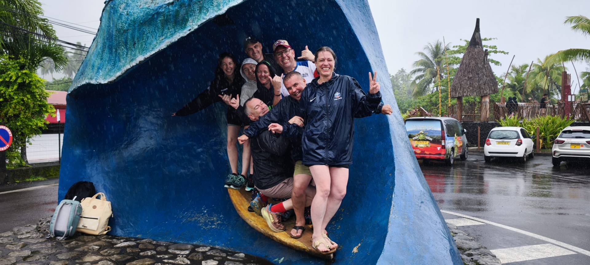 8 nantais sur la fake wave de Tehupoo pendant leur fabuleux TiTi's Tahiti Tour