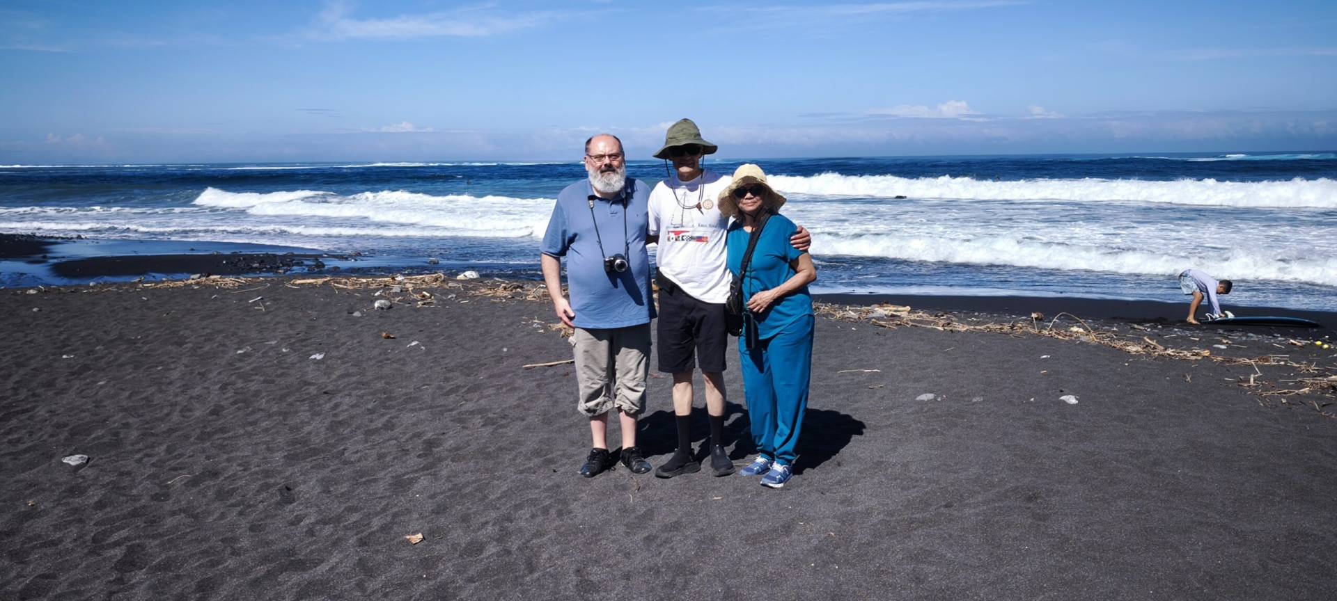 Bruno, Pramod et Jova sur la plage de la Taharu'u pendant leur fabuleux TiTi.s Tahiti Tour