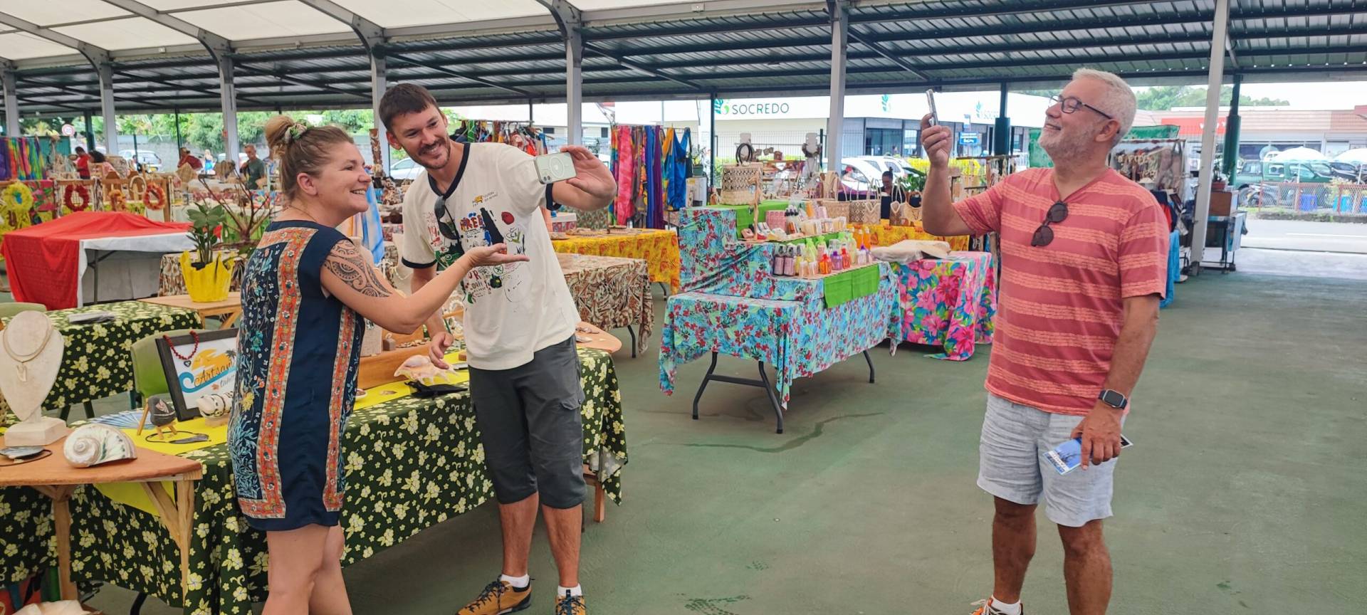 Fabrice et Christophe au marché de Papara pendant leur fabuleux TiTi's Tahiti Tour