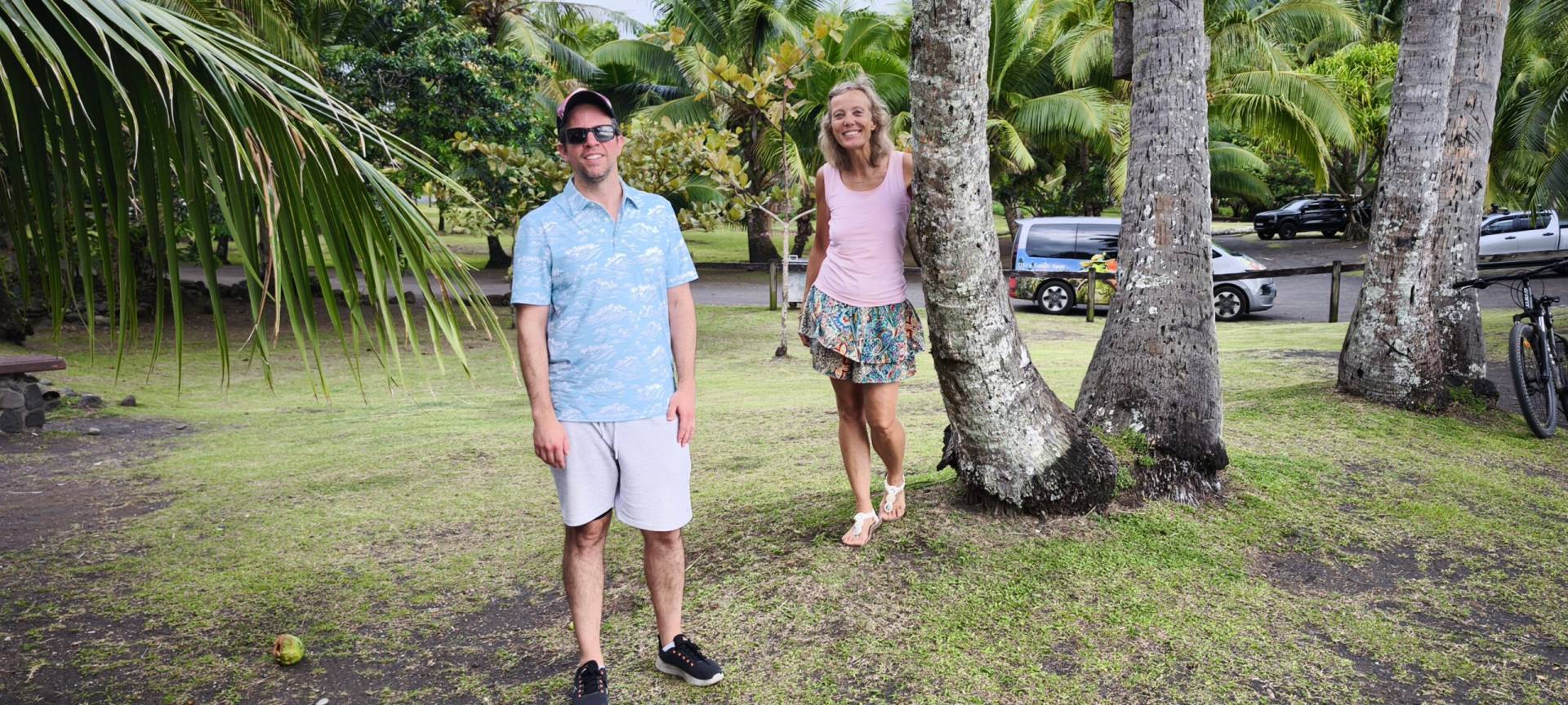 Annette et Vivien sur la plage de Tautira pendant leur fabuleux TiTi's Tahiti Tour