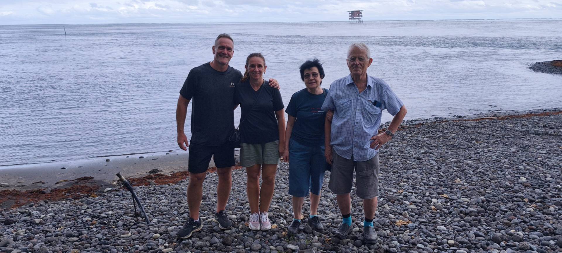Sébastien, Carole, Élena et Pierre sur le site olympique de Teahupoo pendant leur fabuleux TiTi's Tahiti Tour