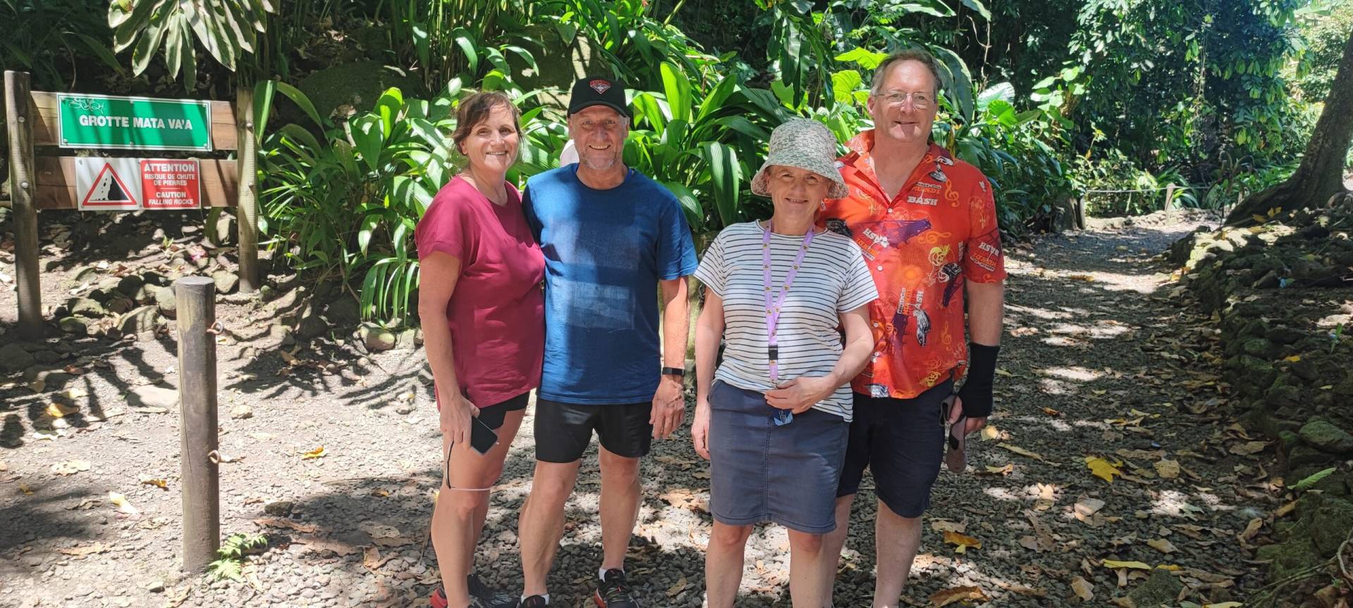 4 australiens de Victoria en vadrouille aux grottes de Mara'a pendant leur fabuleux TiTi's Tahiti Tour