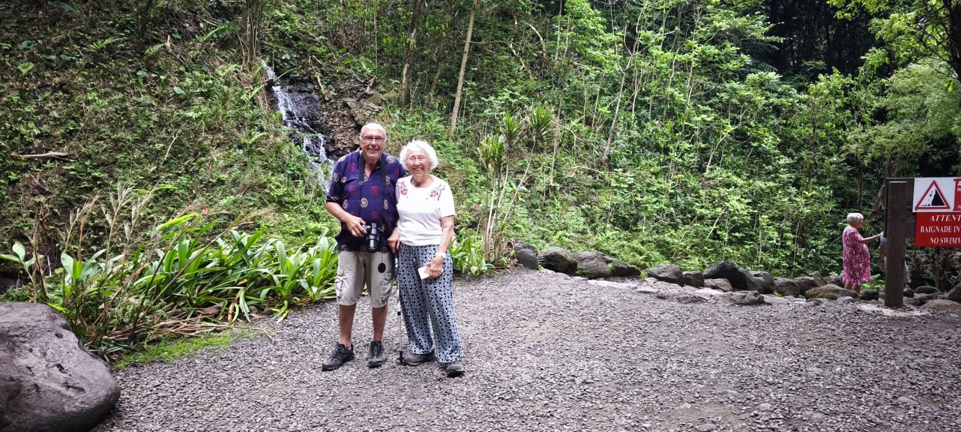Marie-Pascale et Jacques aux 3 cascades pendant leur fabuleux TiTi's Tahiti Tour Privé
