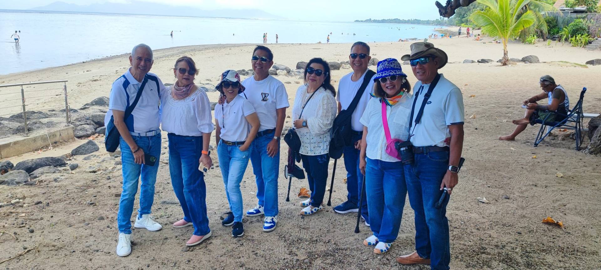 Tere à la tête d'un groupe de 8 Philippins à la plage Vaiava pendant leur fabuleux TiTi's Tahiti Tour