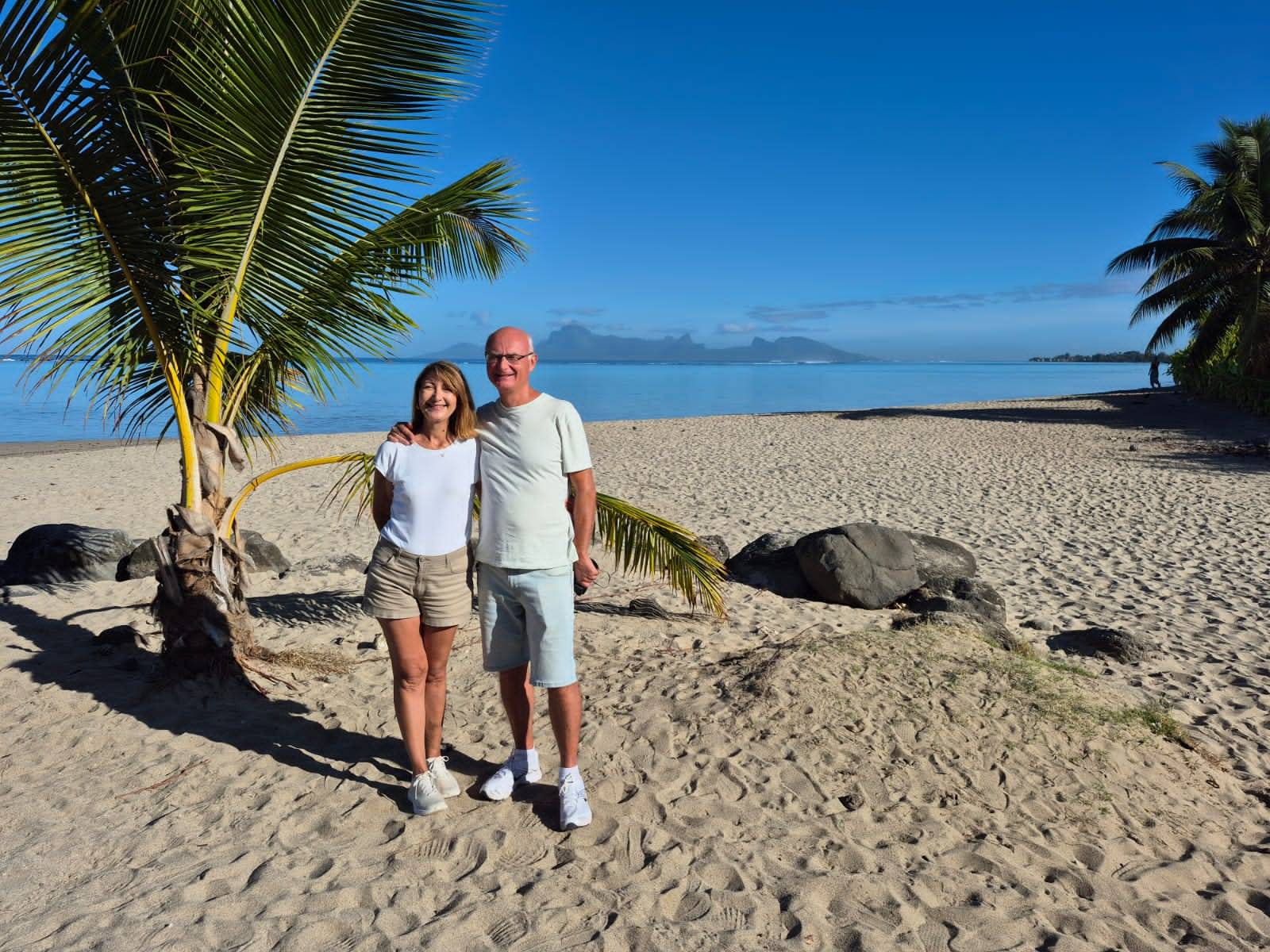 Véronique et Franck sur la plage Vaiava pendant leur fabuleux TiTi's Tahiti Tour