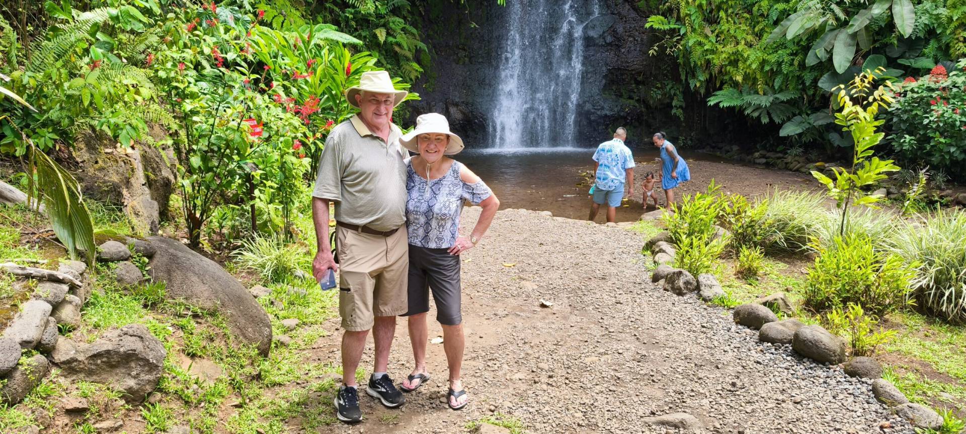 Kathy et Mike de l'Arizona au jardin d'eau de Vaipahi pendant leur fabuleux TiTi's Tahiti Tour