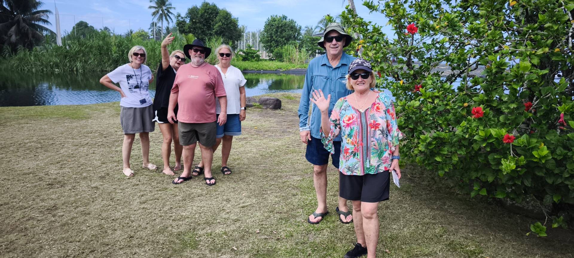 6 australiens à la plage Taharu'u pendant leur fabuleux TiTi's Tahiti Tour