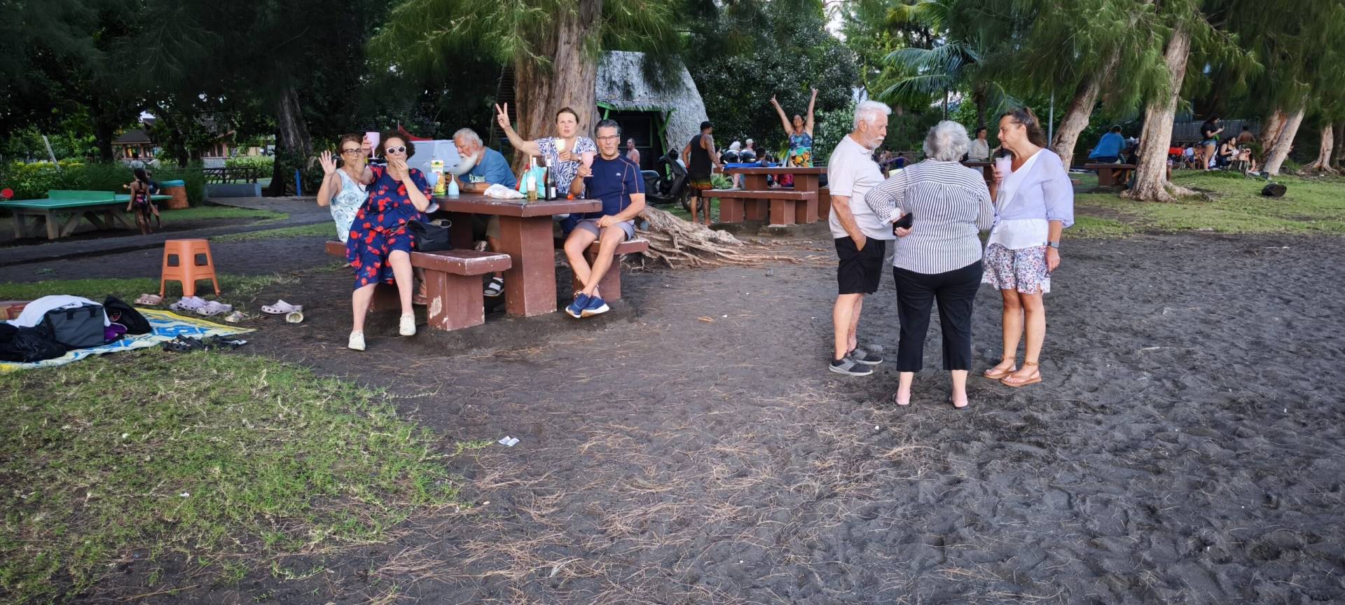 Valérie、Nadia、Stéphane、Michèle、Jim、Mary、Helen 和 Kurt 在 Pointe Vénus 進行精彩的 TiTi 大溪地之旅