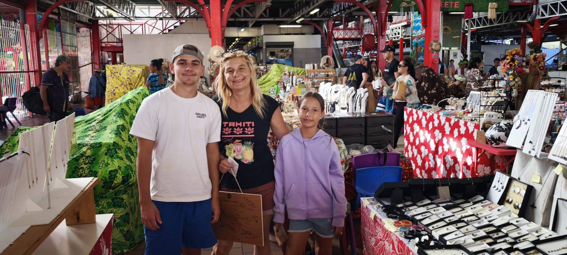 Loan, Galdys y Clara en el mercado de Papeete durante su fabulosa excursión privada de TiTi's a Tahití. 