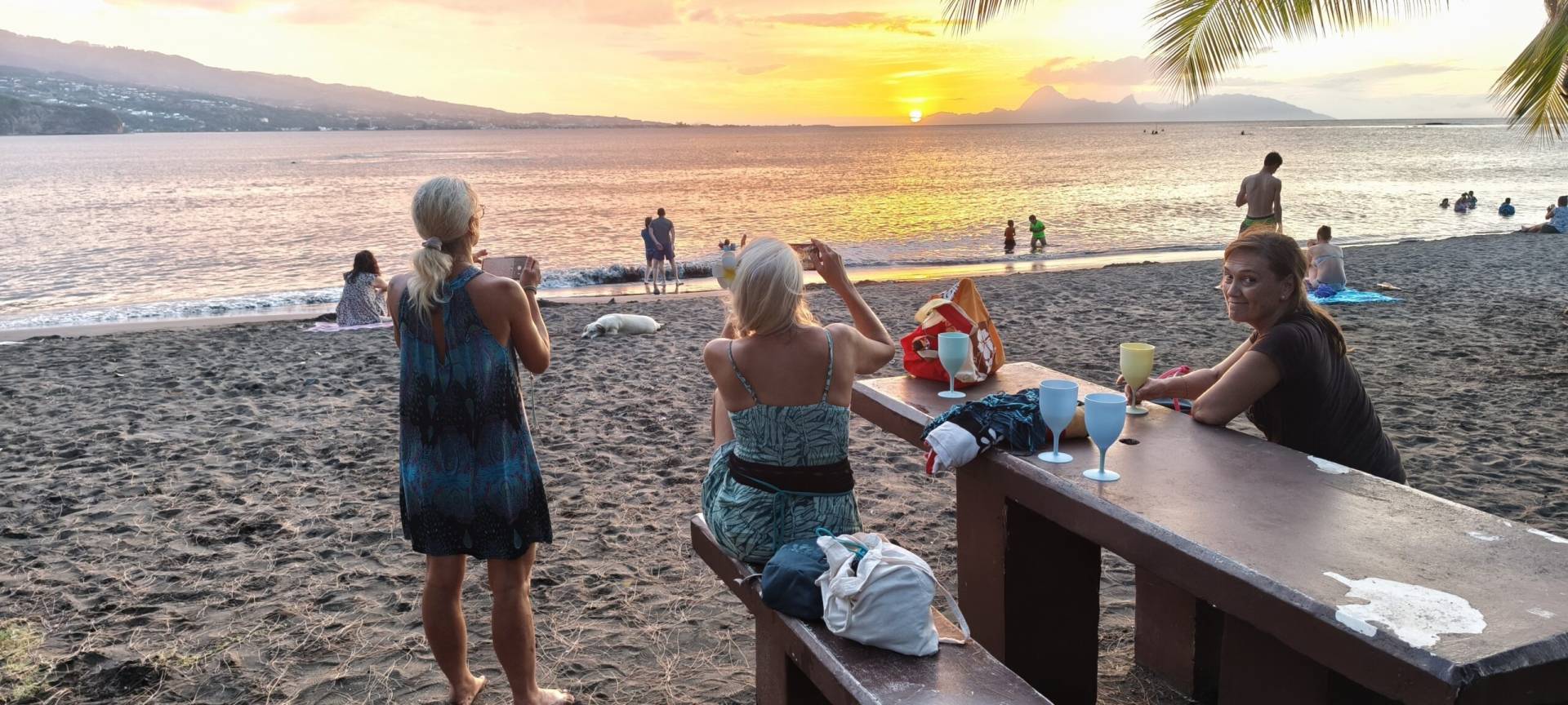 Karine, Muriel et Silvia pour l'apéro sunset à la Pointe Venus à la fin de leur fabuleux TiTi's Tahiti Tour