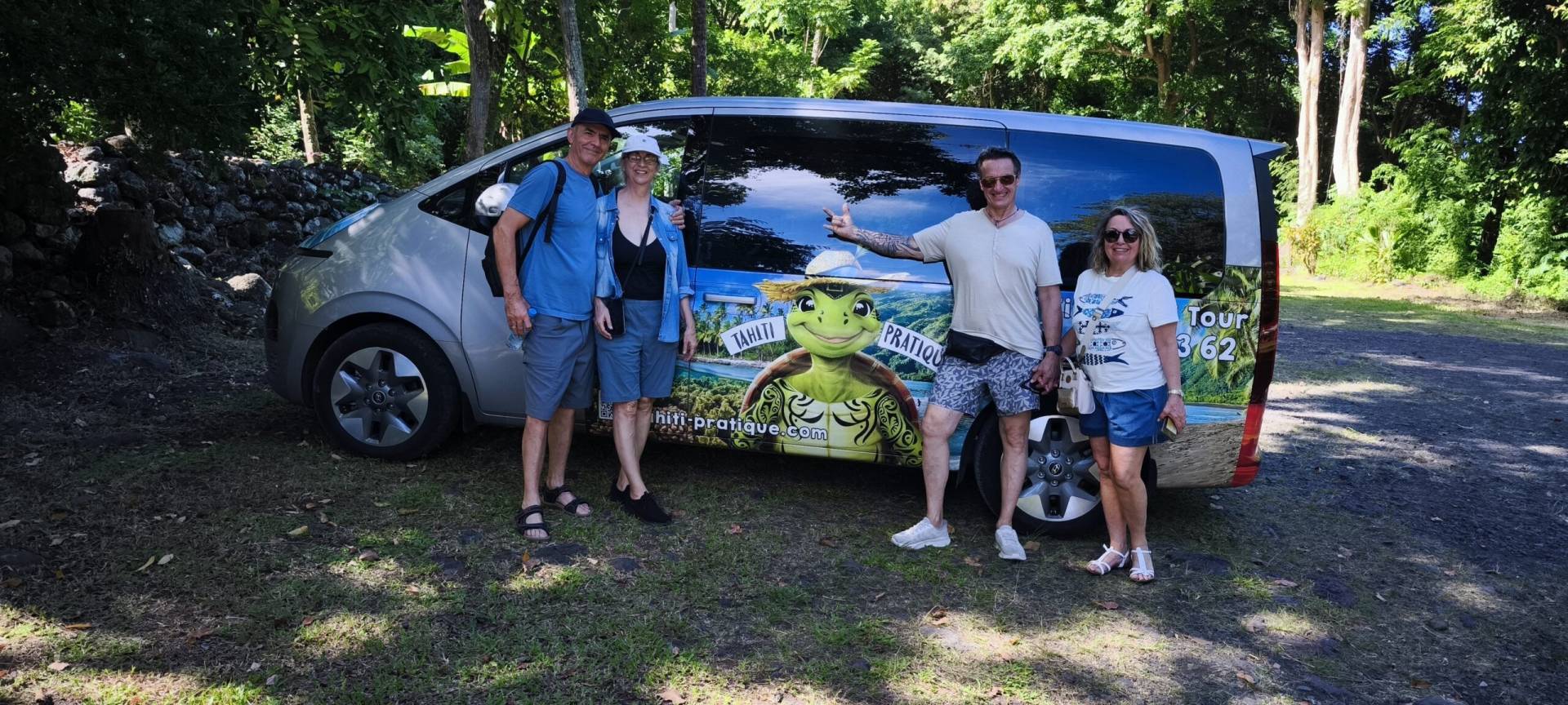 Durth, Giorgetta, Jean-Claude et Sophie au Marae Arahurahu à Paea lors de leur fabuleux TiTi's Tahiti Tour