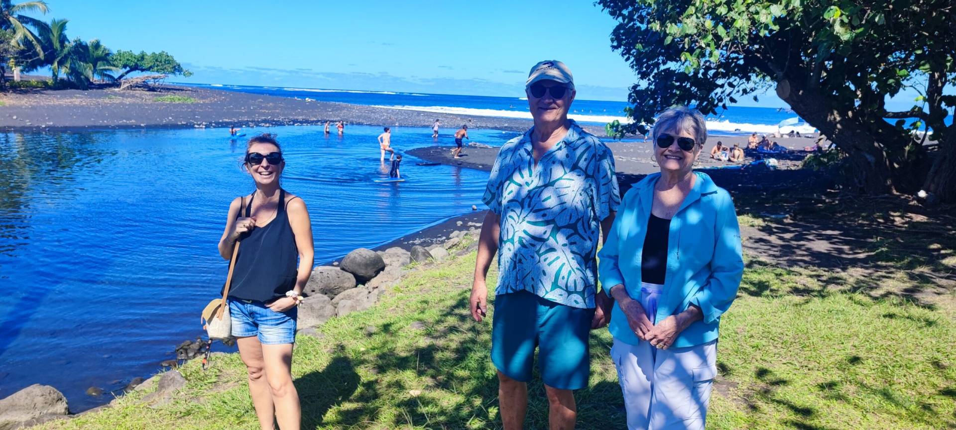 Val la Toulousaine, Cathy et John de Palm Springs en Californie se régalent à la Taharu'u pendant leur fabuleux TiTi's Tahiti Tour