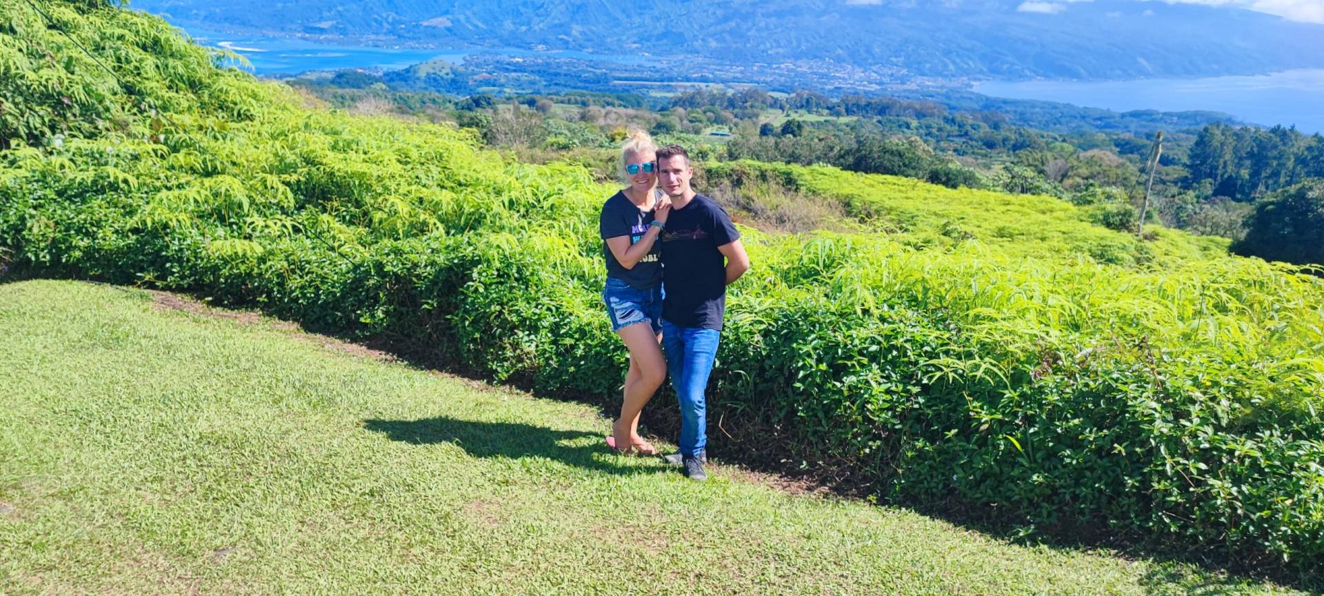 Sophie et Rémy se croient un peu chez eux dans les Alpes au Belvédère de Taravao pendant leur TiTi's Tahiti Tour.