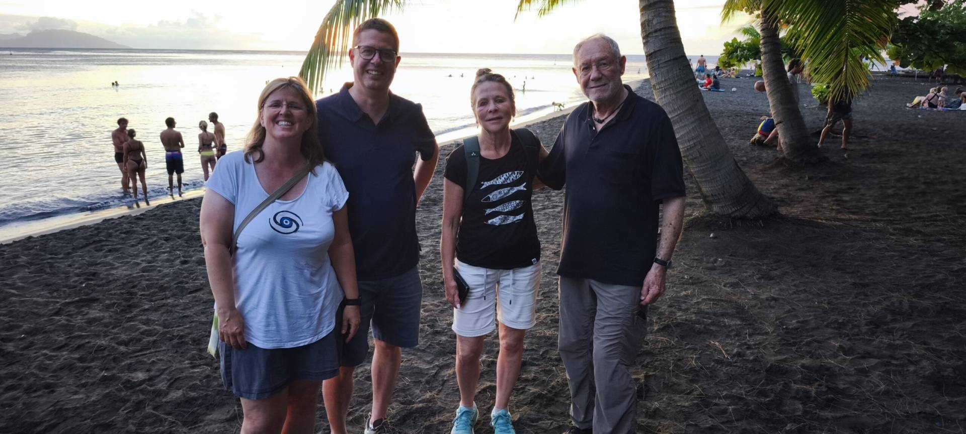 Laure, Nicolas, Divia et Jürgen à la Pointe Vénus pendant leur fabuleux TiTi's Tahiti Tour