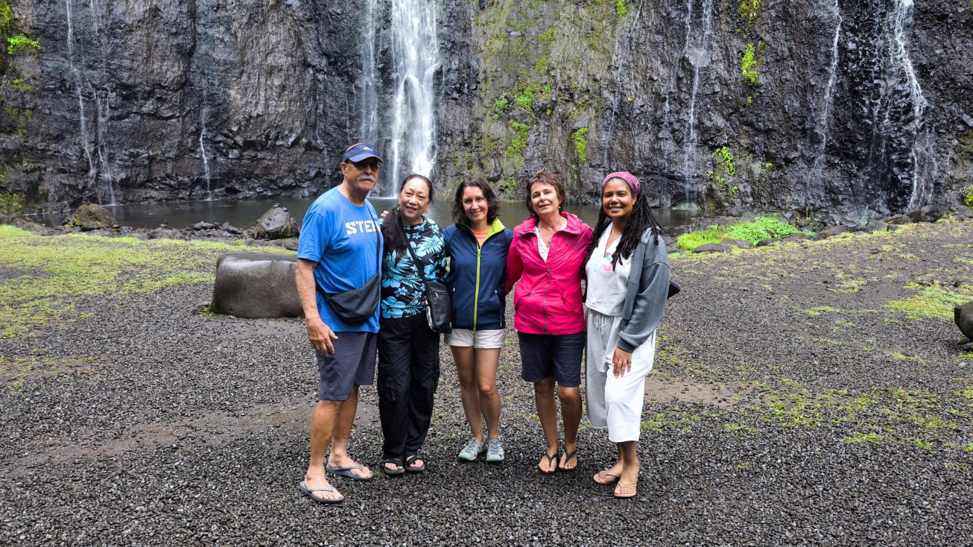 Q, Ku'ulei, Anne, Fabienne och Erin framför Faarumai vattenfallet under deras fantastiska TiTi's Tahiti Tour