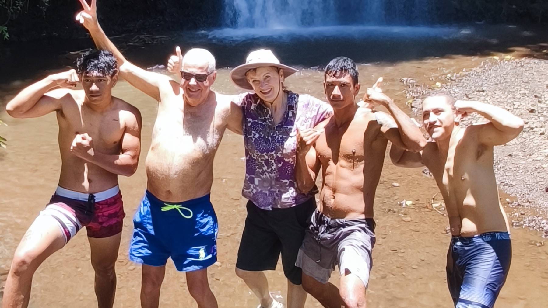 Thomas et Christiane aux jardins d'eau de Vaipahi pendant leur fabuleux TiTi's Tahiti Tour