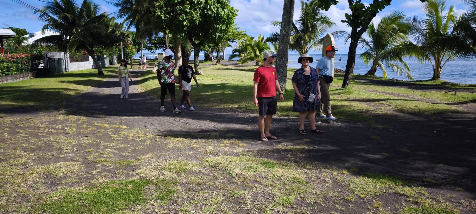 2 americains, 2 australiens et 2 français à Teahupoo pendant leur fabuleux TiTi's Tahiti Tour