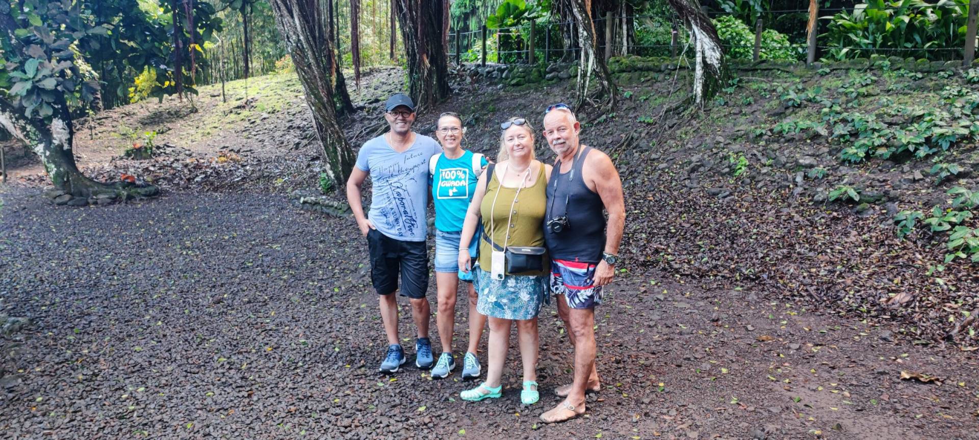 Sandrine et Pierre de Guadeloupe et Isabelle et Philippe de Paris sous le banian des grottes de Mara'a pendant leur TiTi's Tahiti Tour