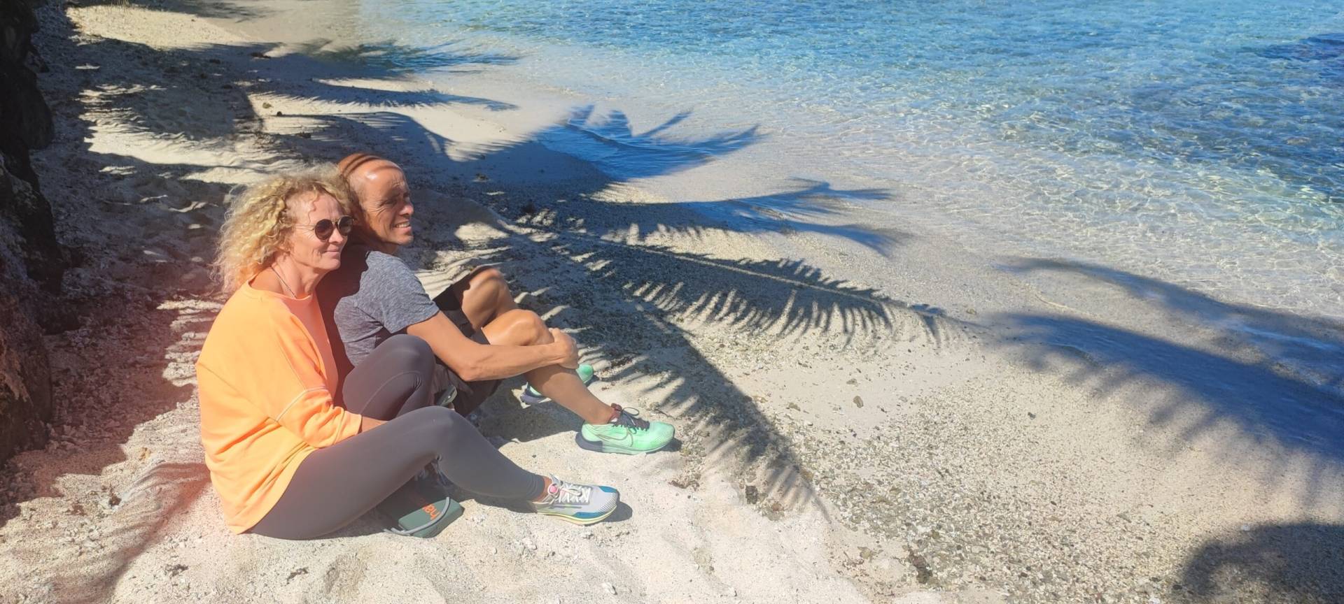 Patricia et David contemple avec émerveillement la beauté du lagon à Vairao pendant leur fabuleux TiTi's Tahiti Tour