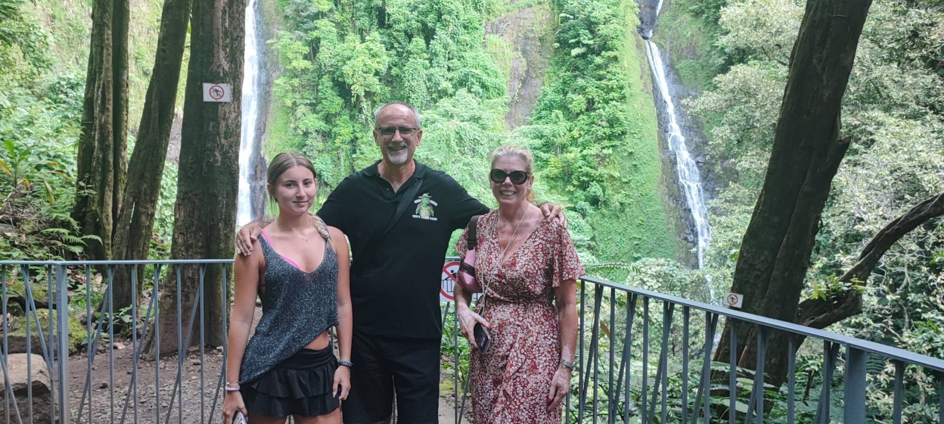 Charlotte et sa maman Laeticia découvrent avec émerveillement le site des 3 cascades pendant leur TiTi's Tahiti Tour