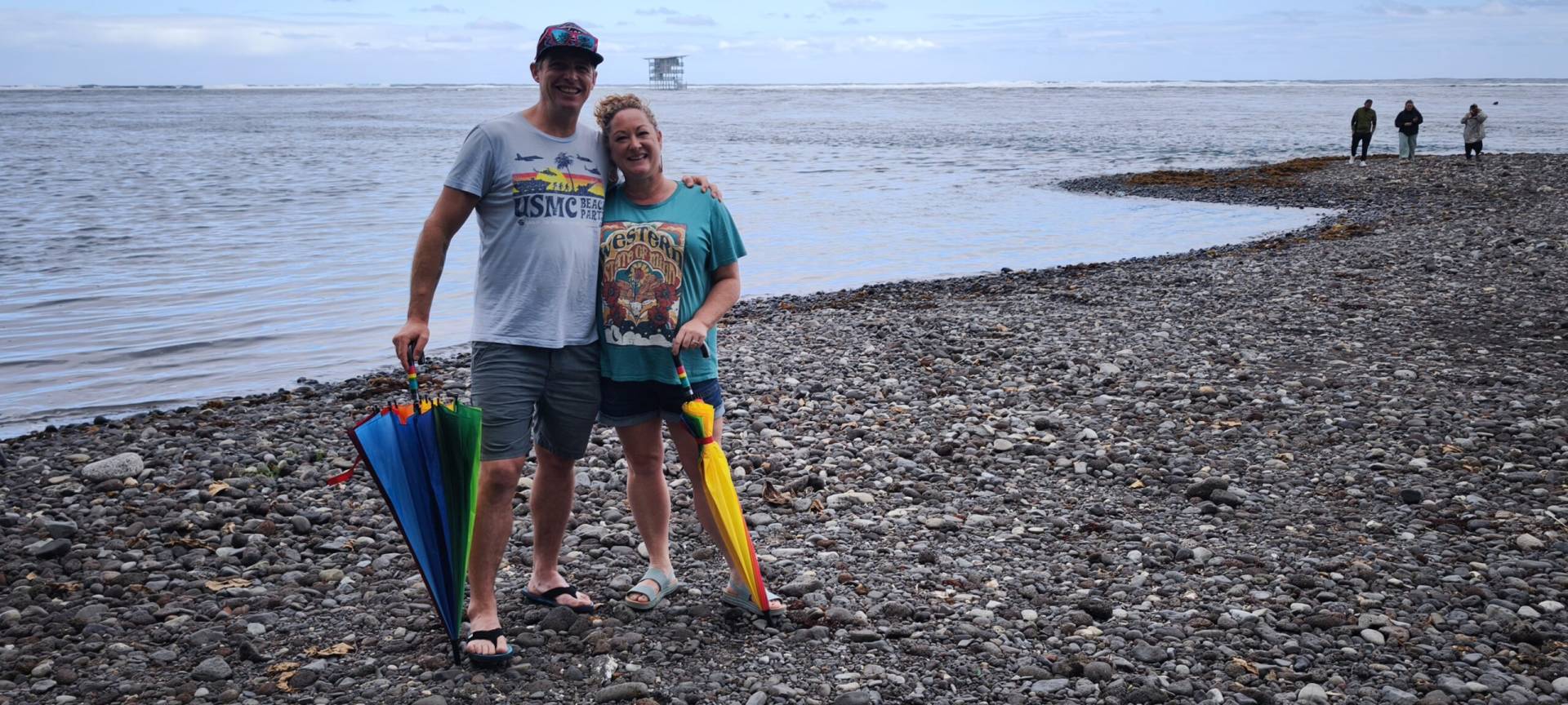 Anna dan Micah di lokasi Olimpiade Teahupoo selama Tur Tahiti TiTi mereka yang luar biasa.