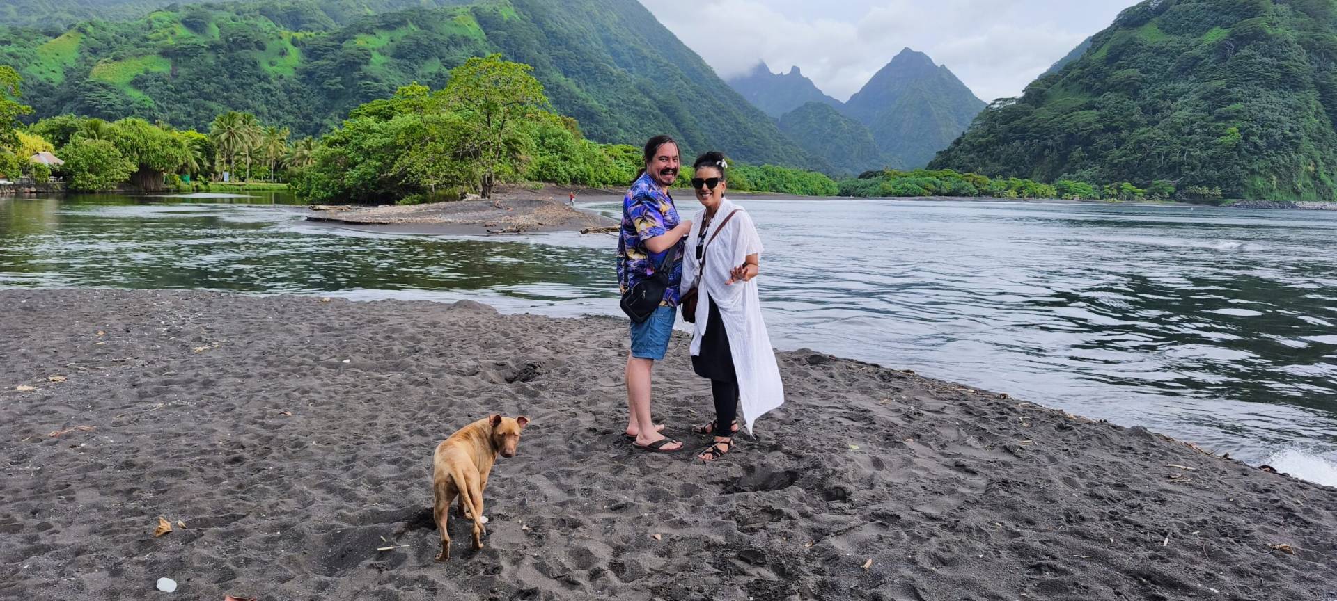 Jasmine et Angel à Tautira pendant leur fabuleux TiTi's Tahiti Tour