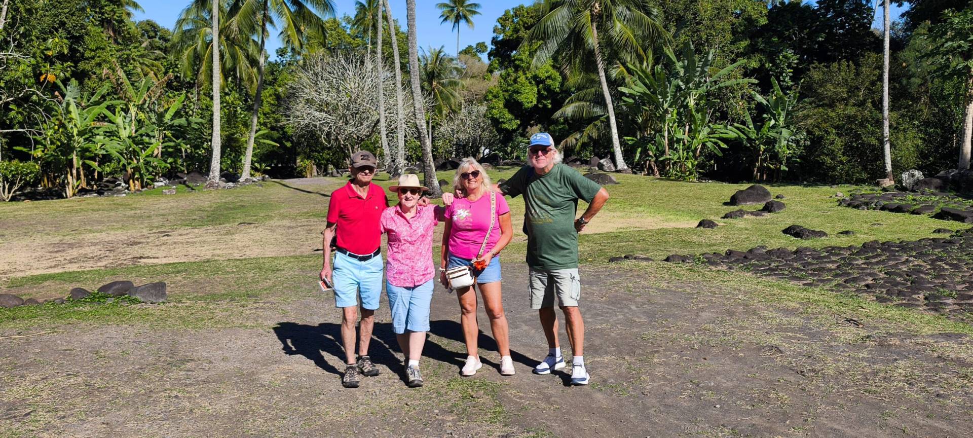 Jacques, Muriel, Françoise và Michel tại Arahurahu marae trong chuyến tham quan Tahiti tuyệt vời của TiTi