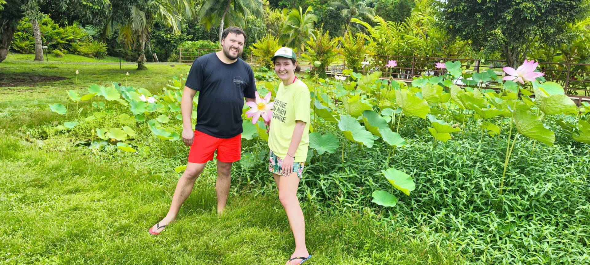 Claudia et Christian au jardin d'eau de Vaipahi pendant leur fabuleux TiTi's Tahiti Tour