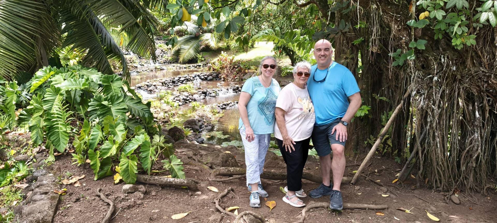 Lisa, Brian et leur maman aux jardins de Vaipahi pendant leur fabuleux TiTi's Tahiti Tour