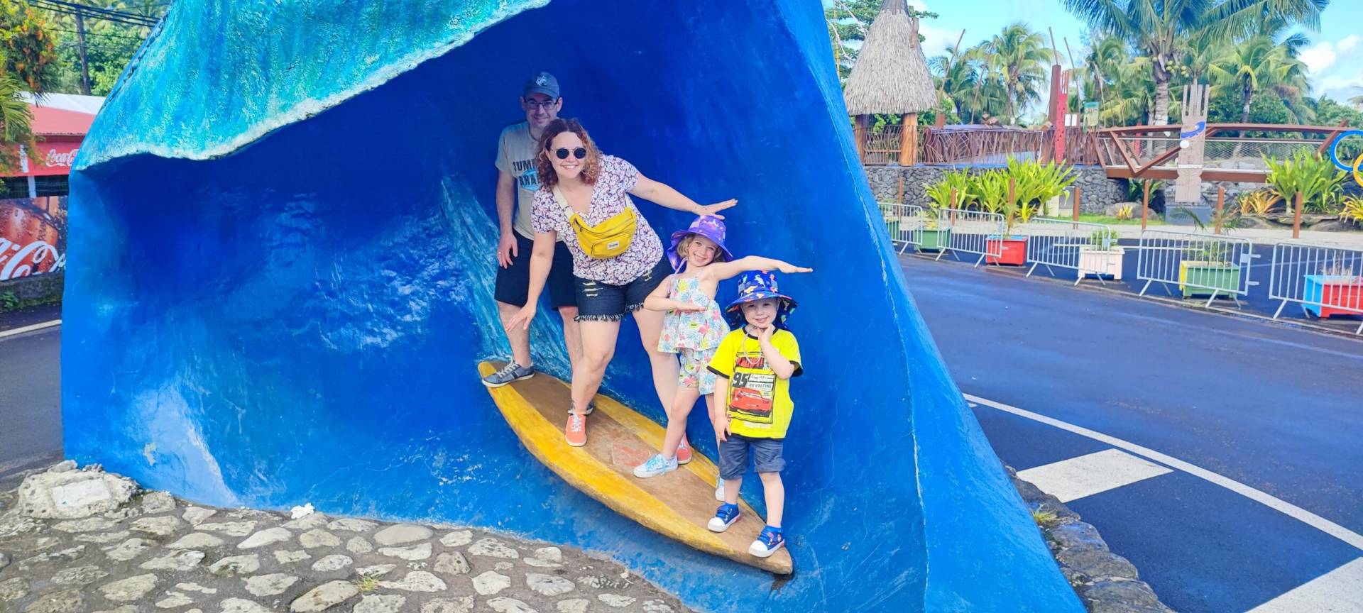 Céline, Mickaël, Emma e Victor felici a Teahupoo durante un TiTi's Tahiti Tour