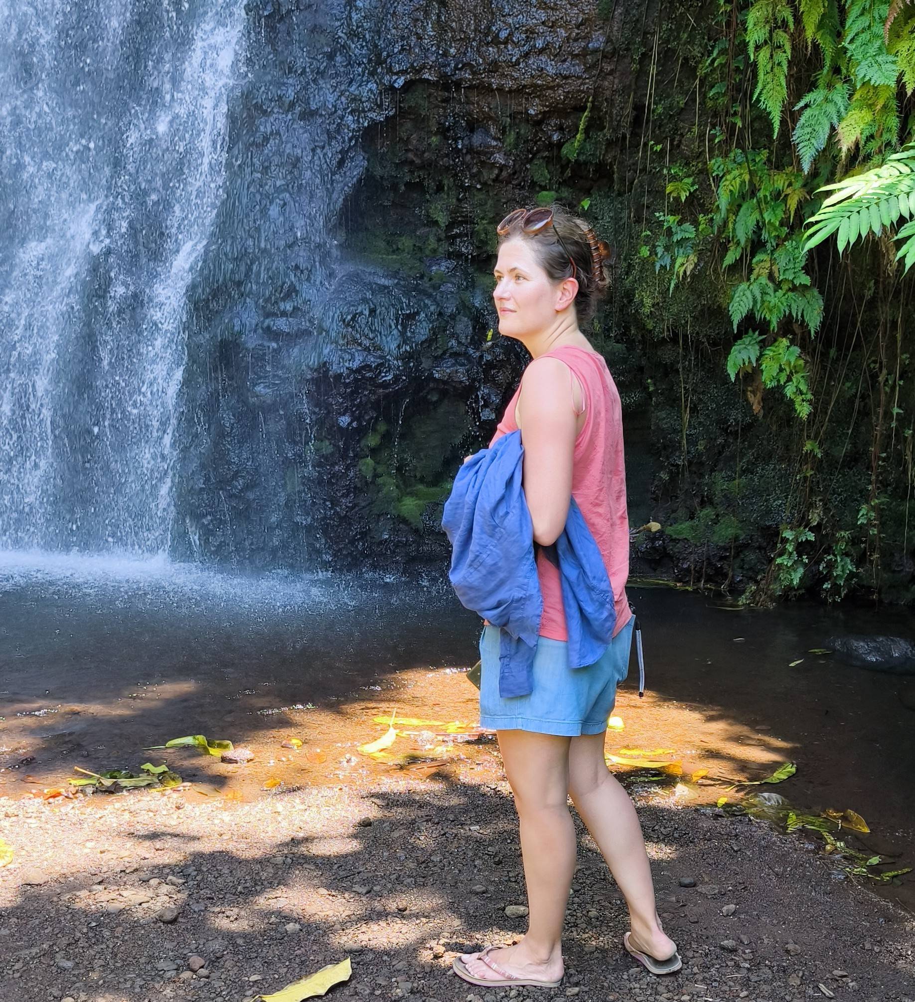 Valeriia devant la cascade du jardin d'eau de Vaipahi pendant son fabileux TiTi's Tahiti Tour privé 