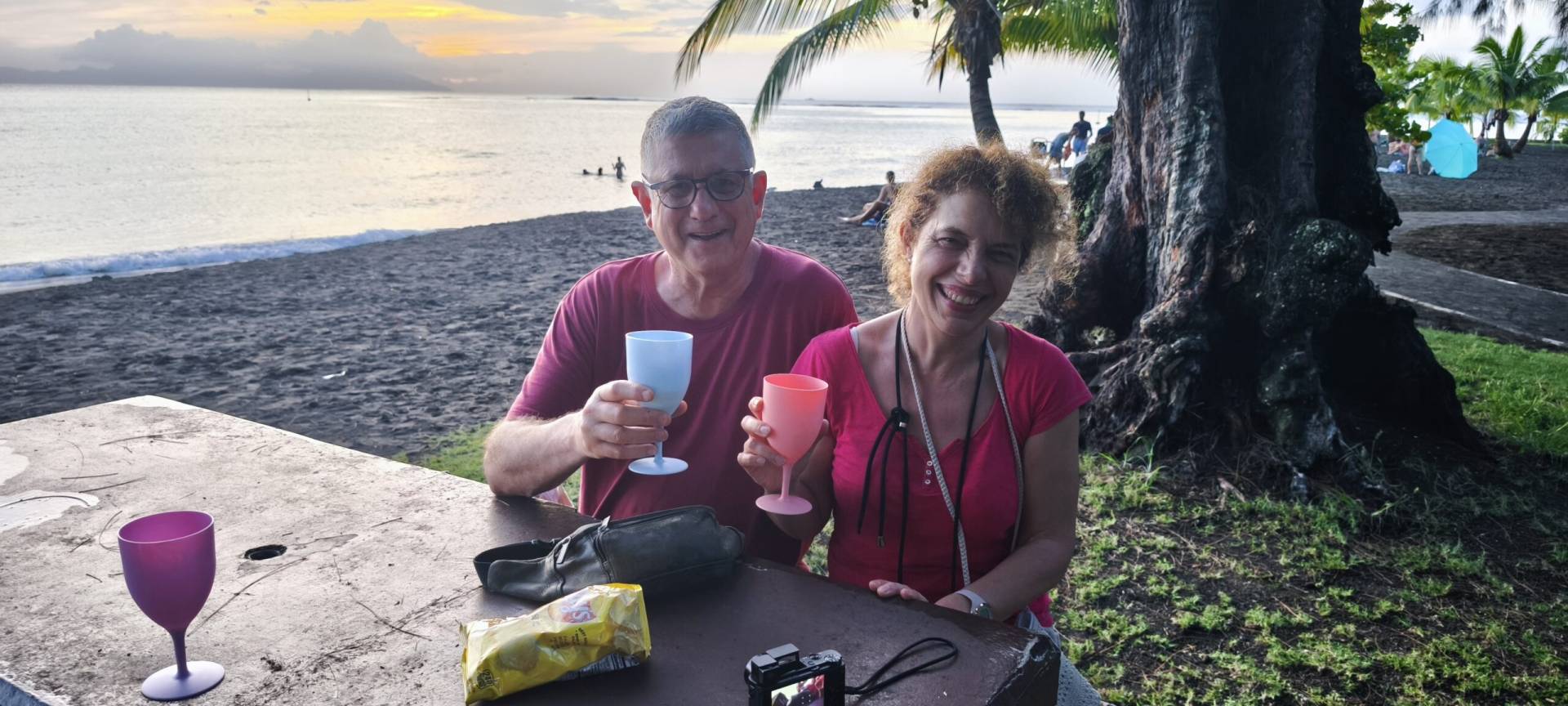 Francine et Vincent à l'apéro à la Pointe Venus lors de leur fabuleux TiTi's Tahiti Tour