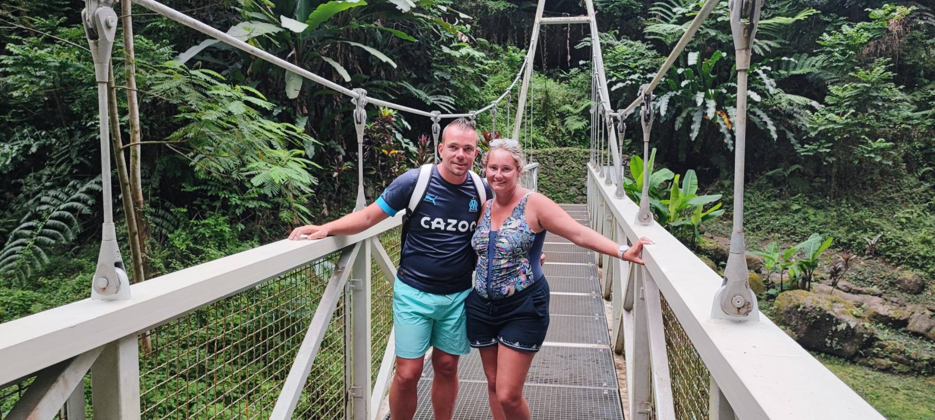 Marine et Yohan découvrent avec émerveillement le site des 3 cascades pendant leur fabuleux TiTi's Tahiti Tour