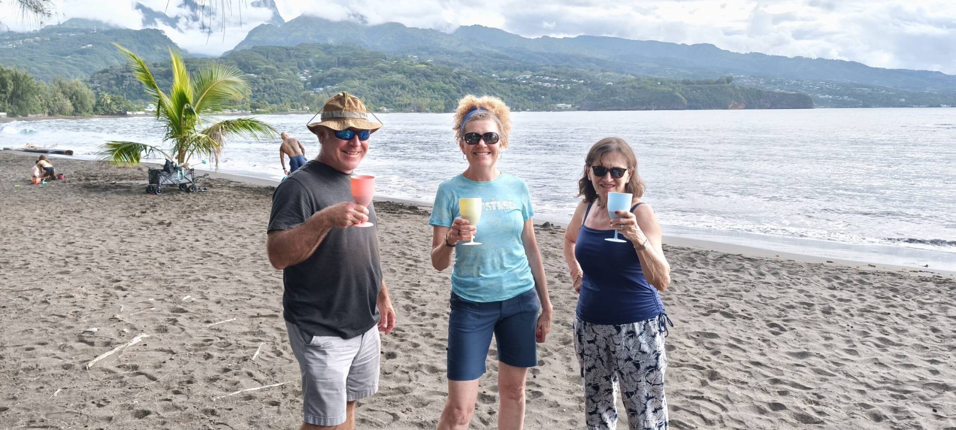 James, Barbara et Martine à la Pointe Venus à la fin de leur TiTi's Tahiti Tour