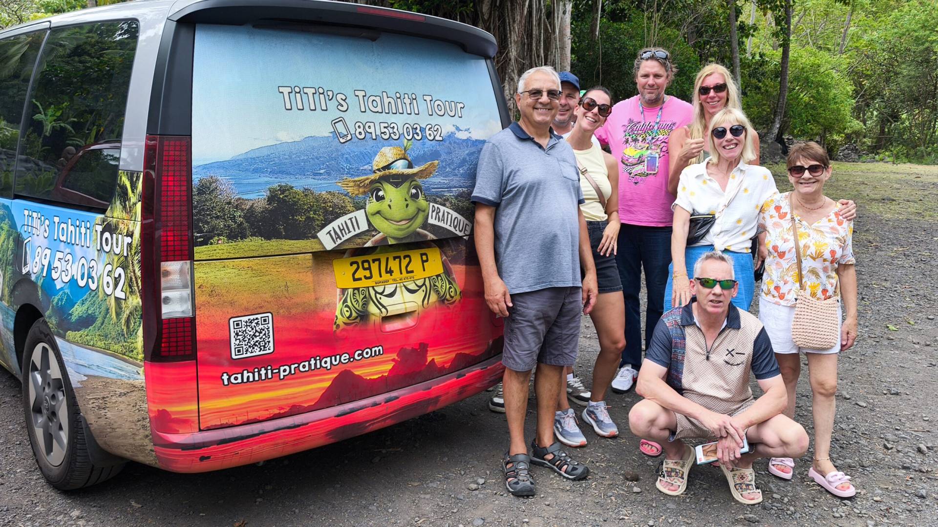 Patrick, Jérémy, Tiphaine, Rainer, Mareike, Béatrice, Philippe och Christelle runt TiTis bil under deras fantastiska TiTi's Tahiti Tour