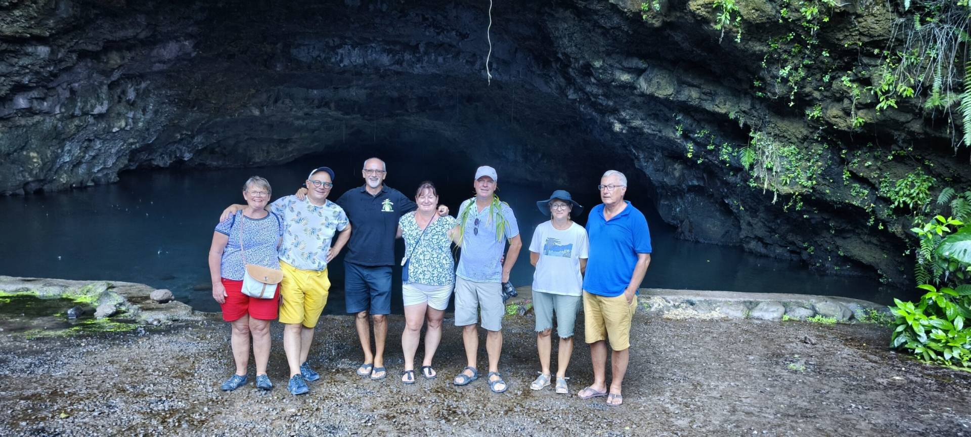 Françoise, Florence, Michel, Éric, Véronique et Alexandre aux grottes de Mara'a pendant leur fabuleux TiTi's Tahiti Tour
