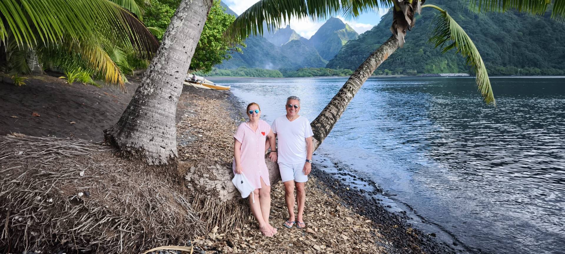 Corinne et Pascal sur la plage de Tautira pendant leur fabuleux TiTi's Tahiti Tour