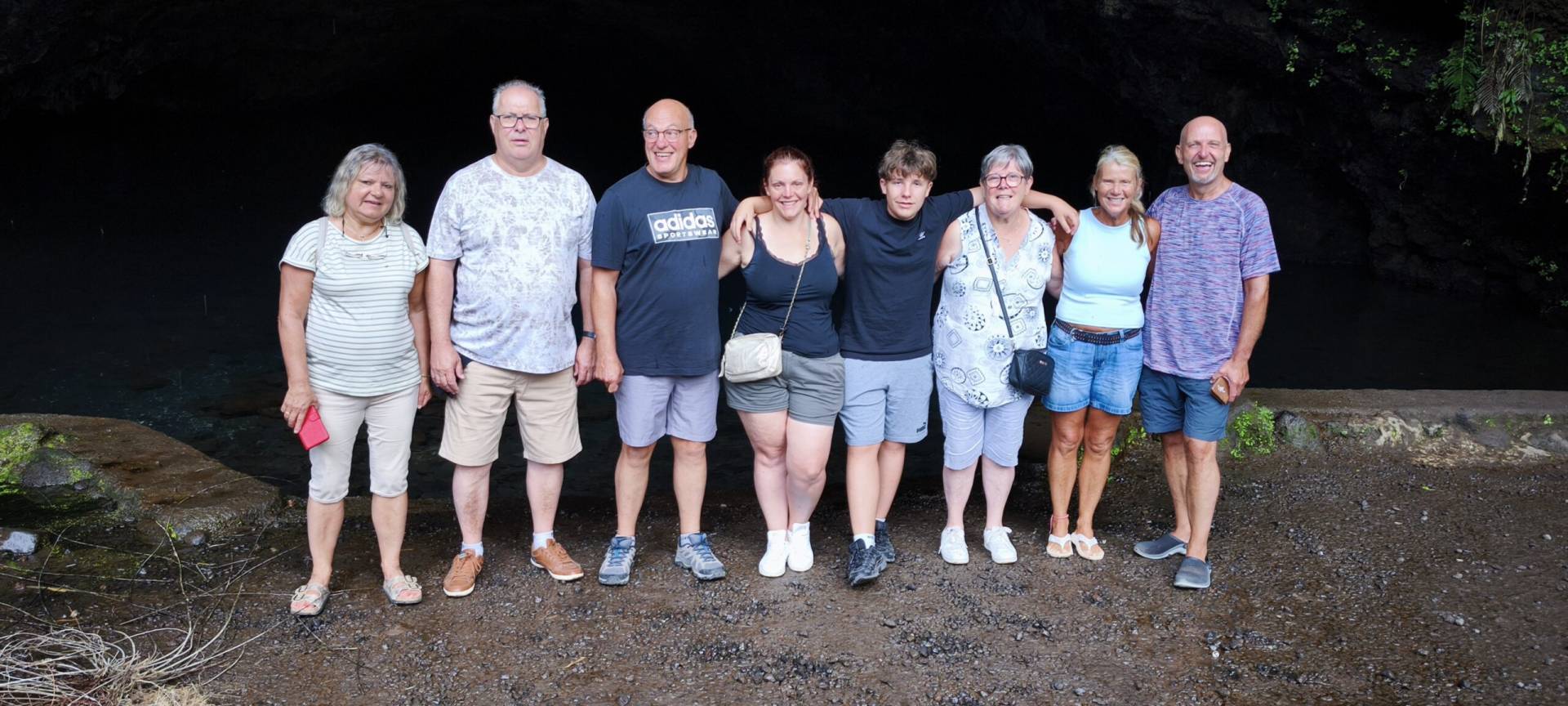Nicole, Yves, Alain, Alexandra, Yanis, Michèle, Suzan dan Andy di gua Mara'a selama Tur Tahiti TiTi yang menakjubkan