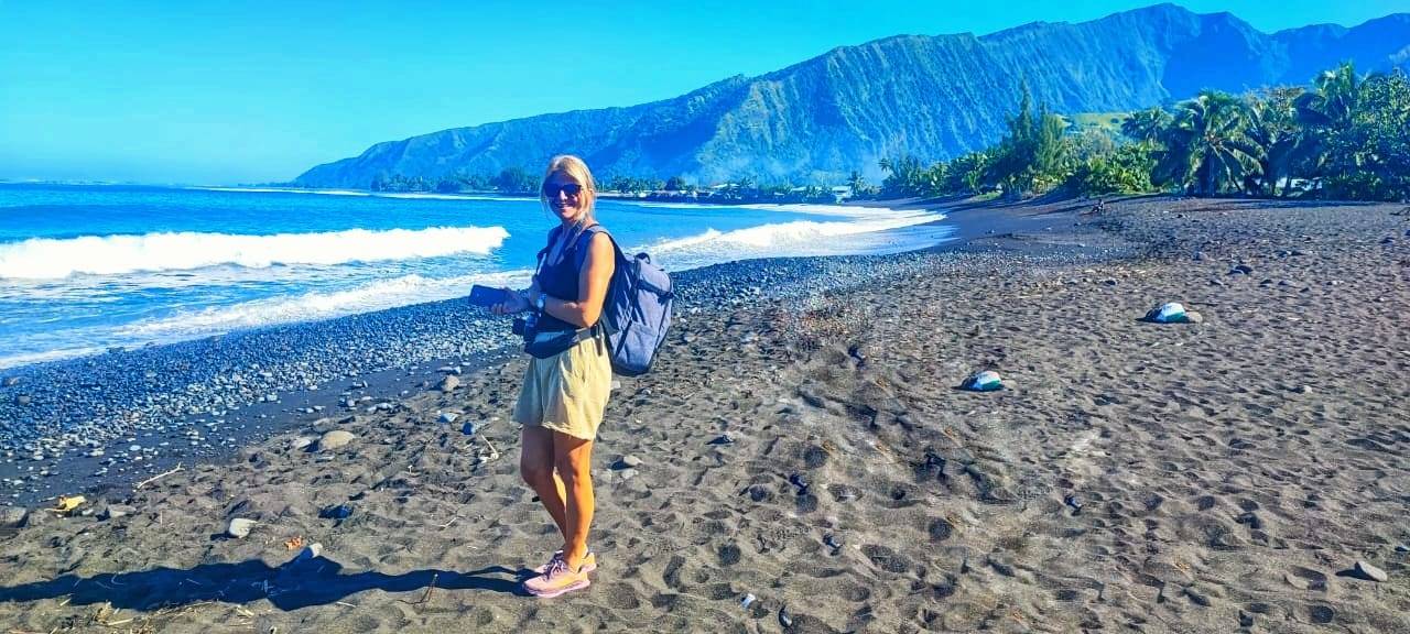 Cécile en mode reportage photo sur la plage de Taharu'u à Papara lors de son fabuleux TiTi's Tahiti Tour