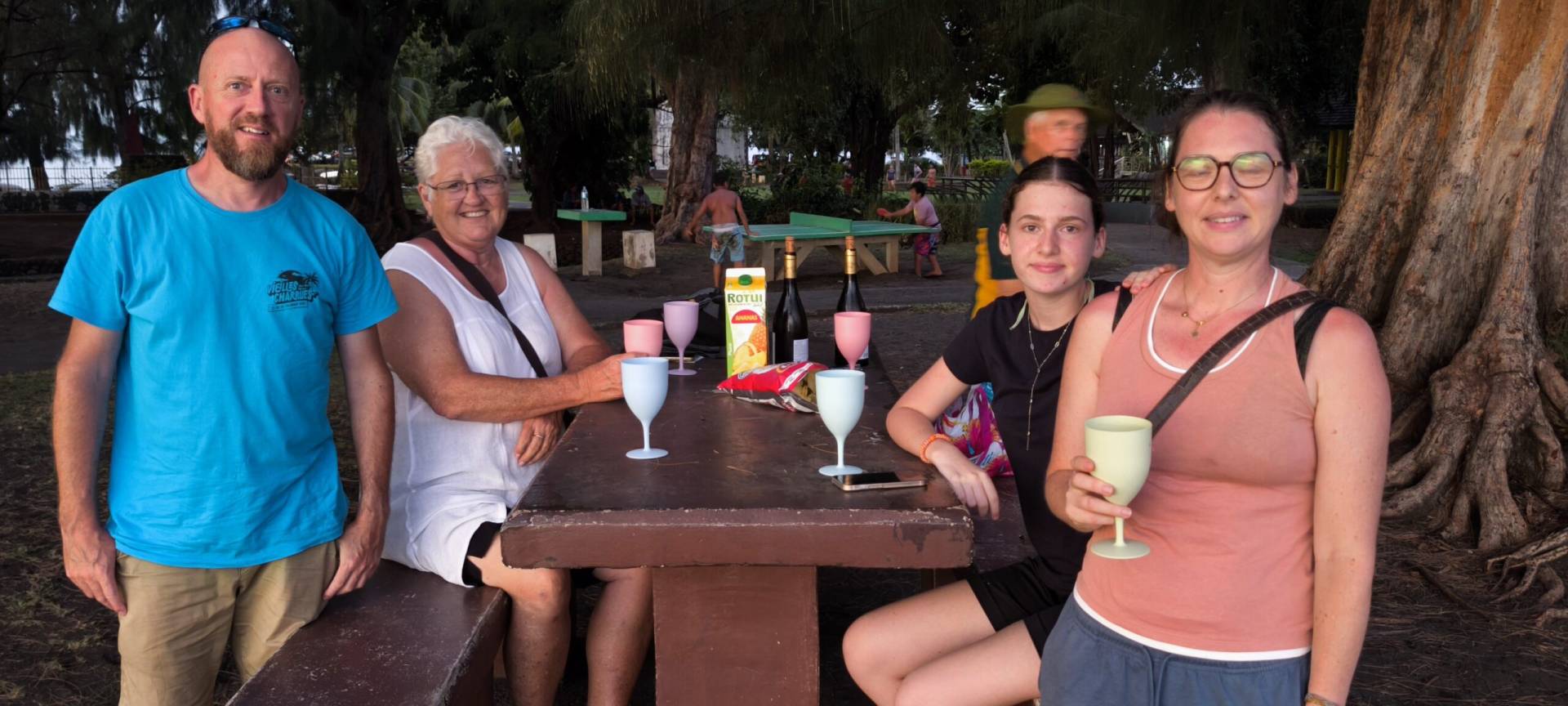 David, Louise, Barry, Maëlys e Élise desfrutando de bebidas ao pôr do sol em Pointe Vénus, no final de sua fabulosa excursão TiTi's Tahiti Tour.