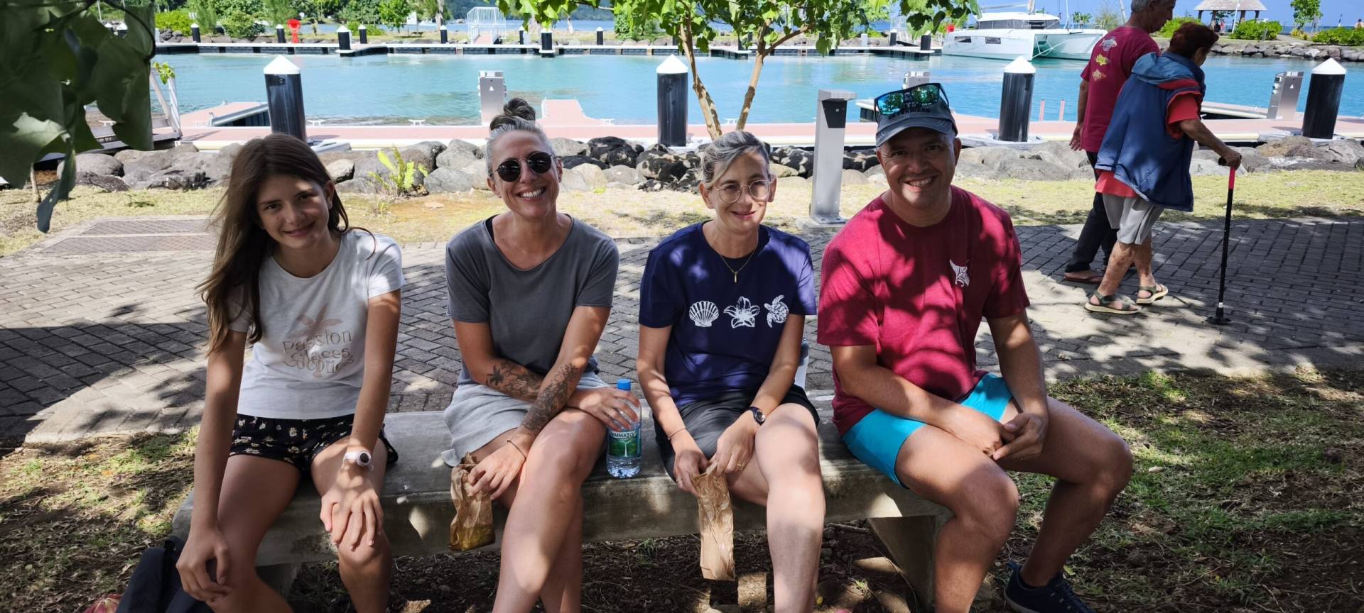 Lili, Émilie, Audrey dan Nicolas di Taman Te Hono Nui selama Tur Tahiti TiTi mereka yang luar biasa