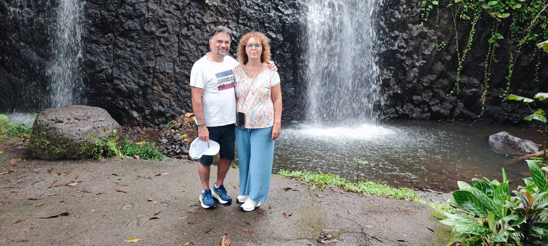Peggy et Boris aux cascades de Vaihi pendant leur TiTi's Tahiti Tour